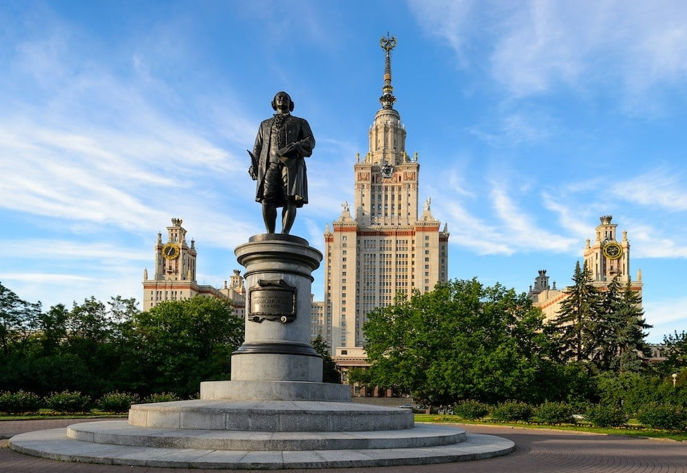 Памятник Ломоносову рядом с МГУ