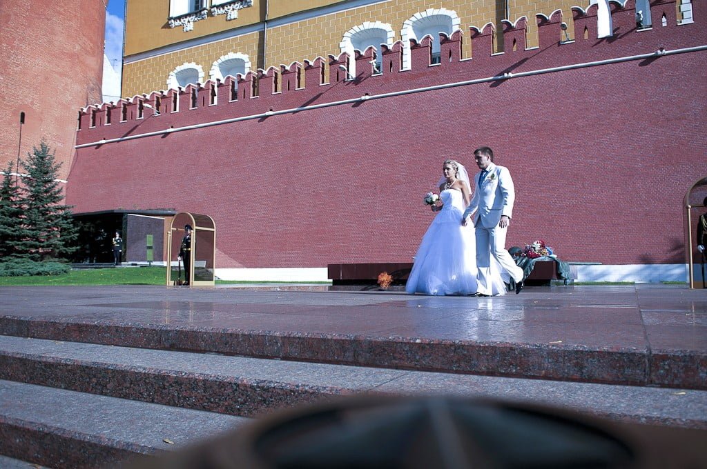 Московская традиция: молодожёны возлагают цветы к Вечному огню