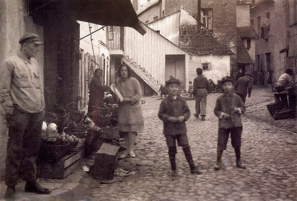 в 1940-е — 50-е годы районе Зарядье, фактически существовало еврейское гетто