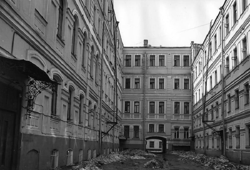 В коммуналке Старосадского переулка (соседнего с Большим Спасоглинищевским), в доме 10, жил брат Осипа Мандельштама Александр