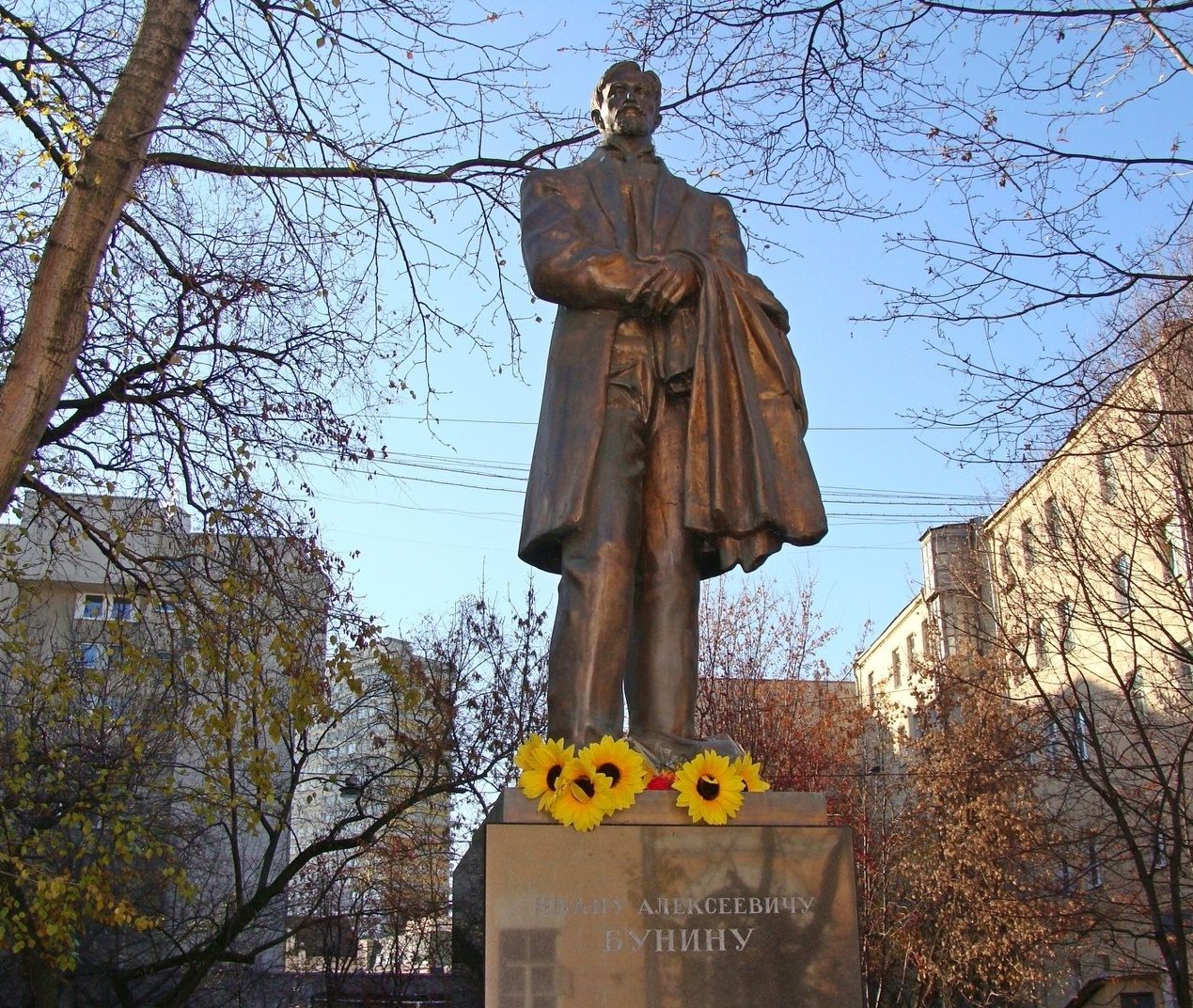 Памятник Бунину - Памятники