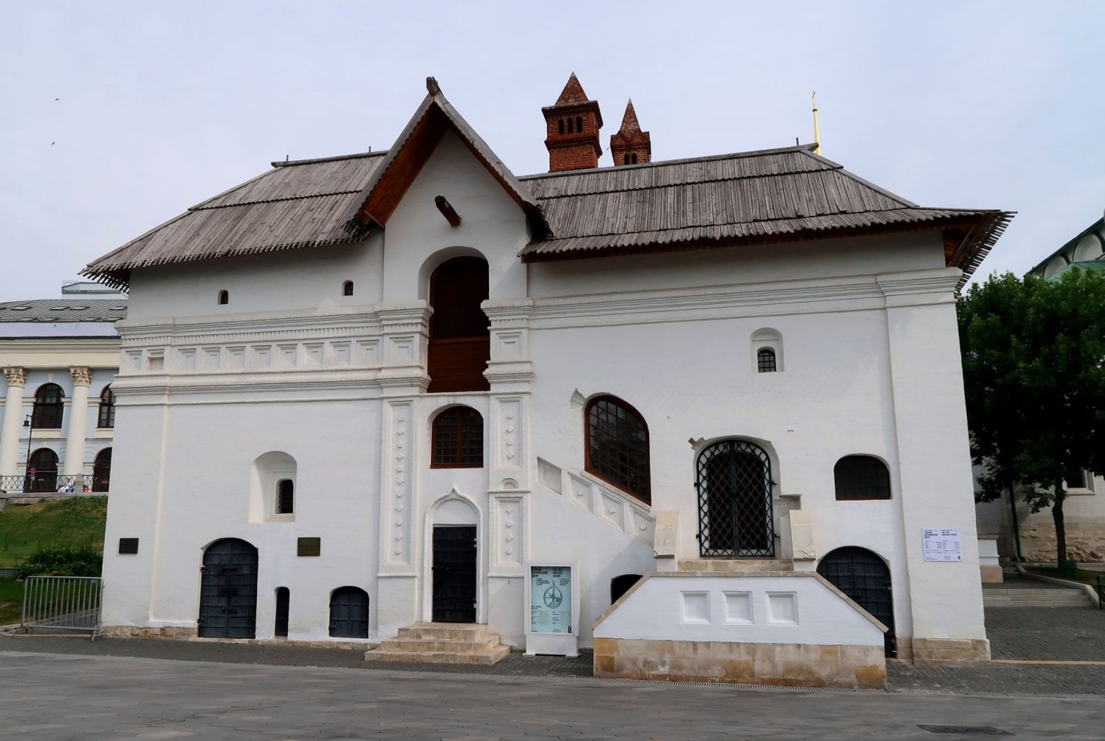 Парк зарядье старый английский двор. Старое английское подворье в Москве. Старый английский двор (английское подворье). Парк Зарядье старый английский двор внутри.