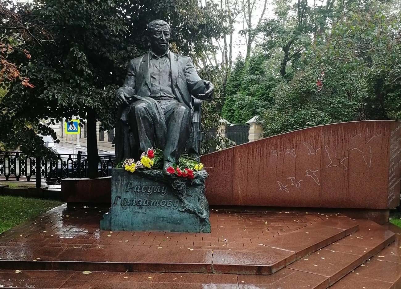 Памятник Расулу Гамзатову на Яузском бульваре