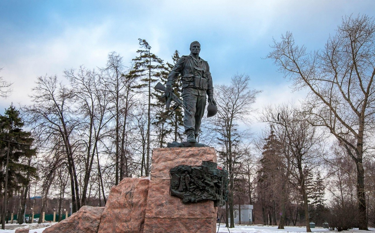 Афганцы в москве. Памятник воинам-интернационалистам Москва. Памятник воинам-интернационалистам Москва Поклонная гора. Памятник воинам интернационалистам в парке Победы в Москве. Парк Победы памятник воинам интернационалистам.