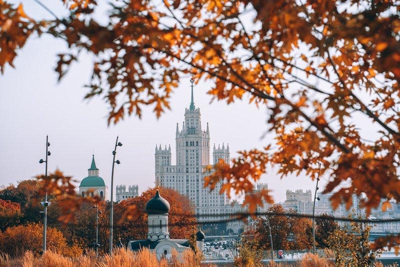 Сталинская высотка в Москве осенью