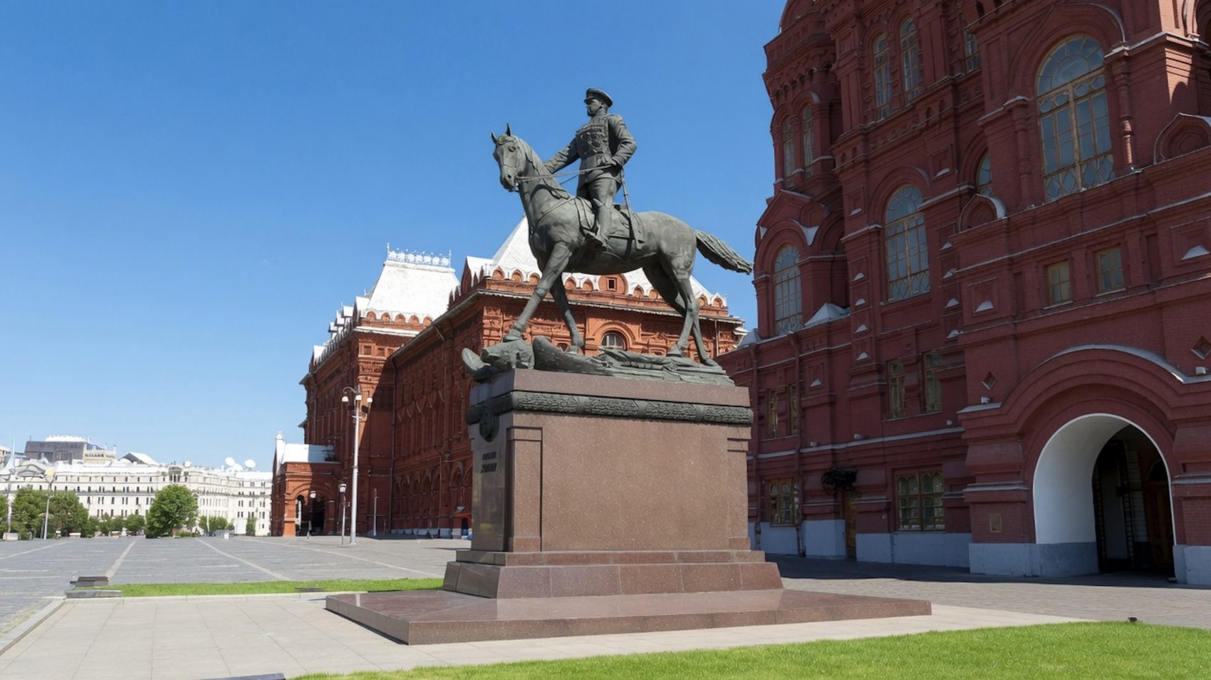 Памятник маршалу Жукову в Москве