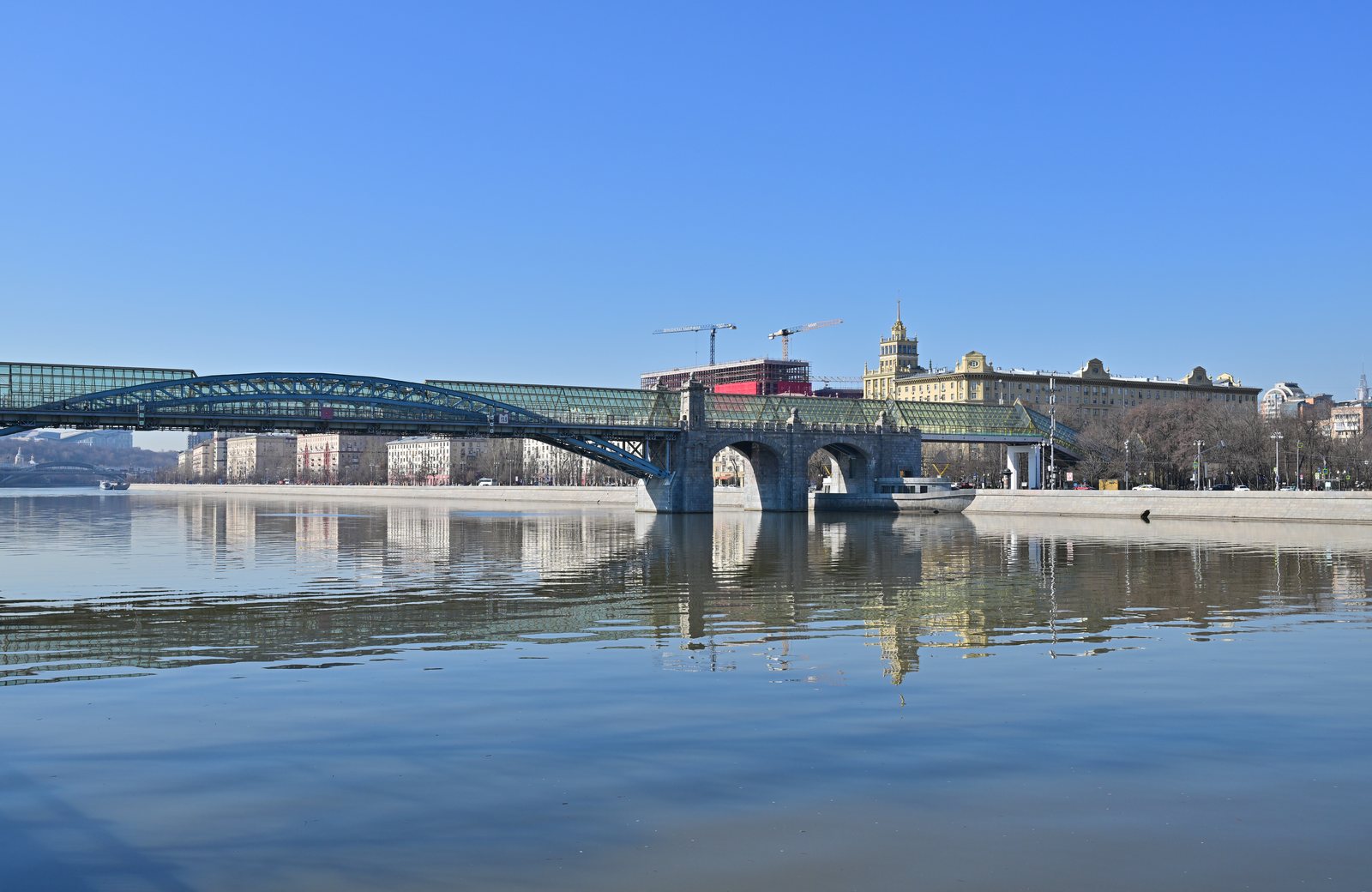 Пешеходный Андреевский мост через Москву-реку весной, вид с набережной