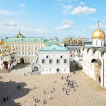 Соборная площадь Московского Кремля с высоты: справа Успенский собор, слева Благовещенский, в центре Грановитая палата, за ней Большой Кремлёвский дворец
