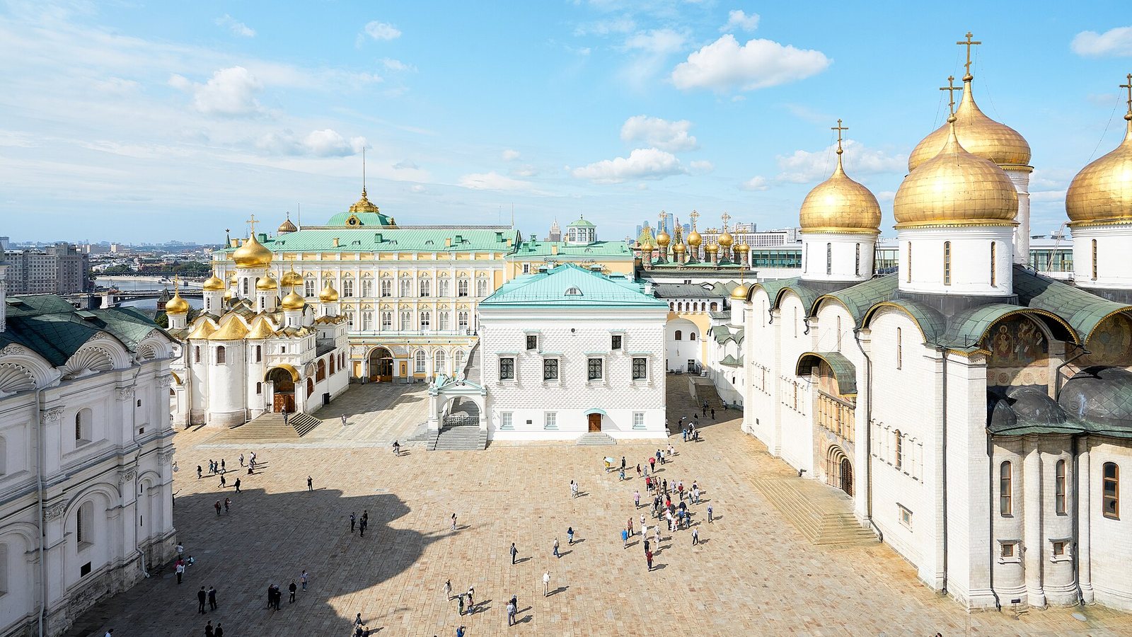 Соборная площадь Московского Кремля с высоты: справа Успенский собор, слева Благовещенский, в центре Грановитая палата, за ней Большой Кремлёвский дворец