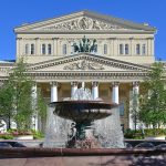 Фасад Большого театра и фонтан на Театральной площади летом