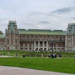 Большой дворец музея-заповедника Царицыно: красный кирпич, белый декор и зелёные крыши