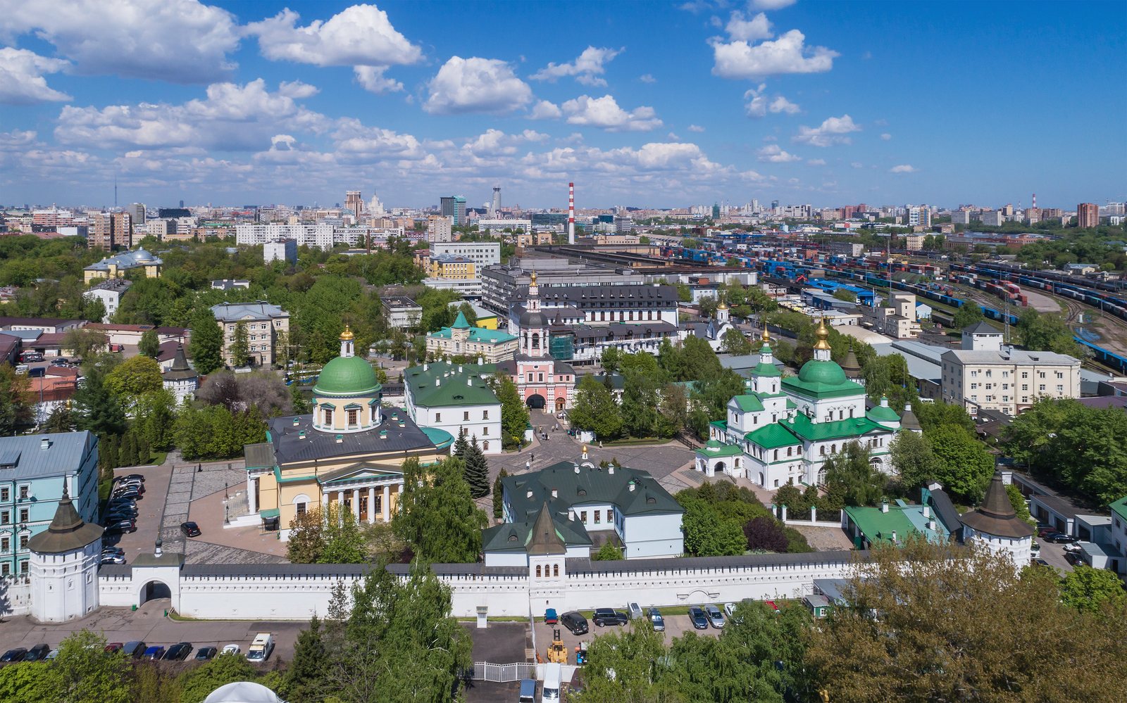 Вид сверху на Троицкий собор, надвратную церковь и храм Святых Отцов Семи Вселенских Соборов в Даниловом монастыре