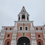 Надвратная церковь Симеона Столпника с колокольней над Святыми воротами Данилова монастыря зимой
