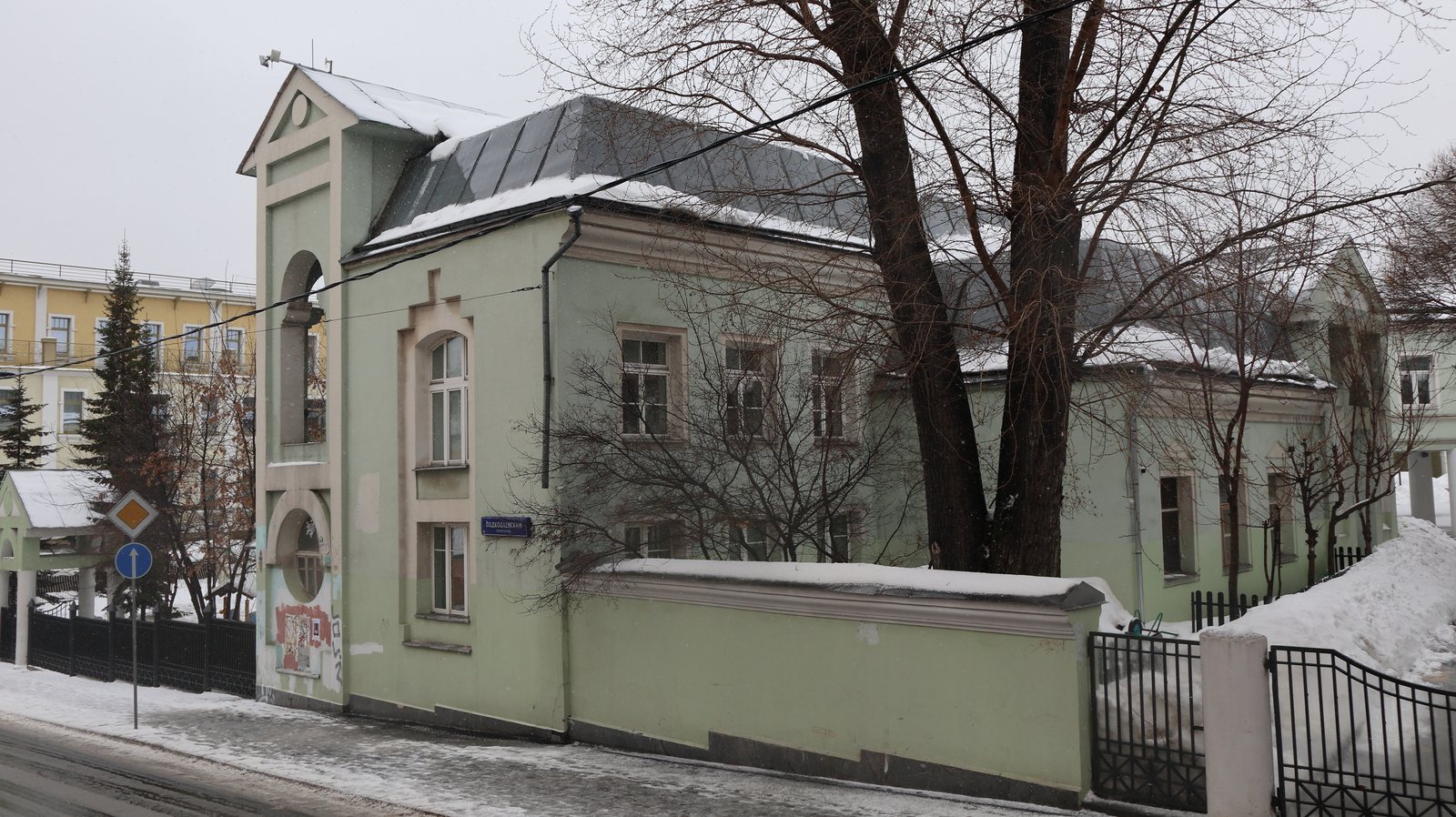 Старинный особняк в Хохловском переулке зимой