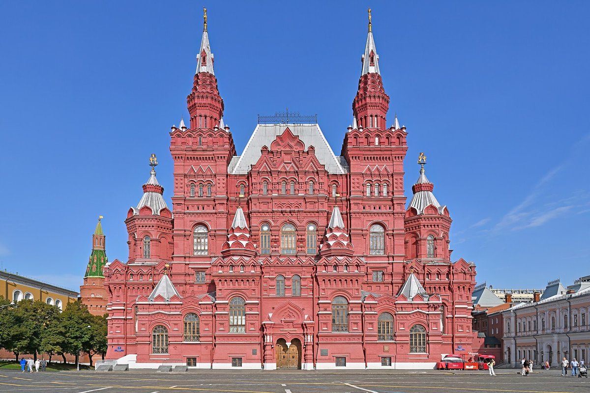 Фасад Исторического музея из красного кирпича со стороны Красной площади в утреннем солнце
