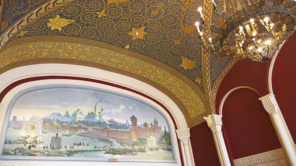 Московский зал № 13 Исторического музея с расписными сводами и панно с видом Кремля