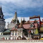 Белокаменные башни и расписные терема Измайловского кремля на фоне голубого неба