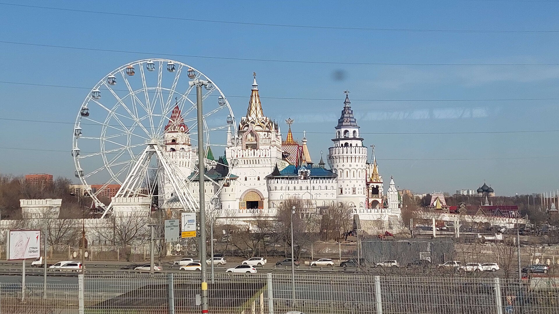 Колесо обозрения рядом с белокаменными теремами Измайловского кремля