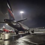 Самолёты на мокром перроне аэропорта Шереметьево ночью, на переднем плане лайнер Аэрофлота