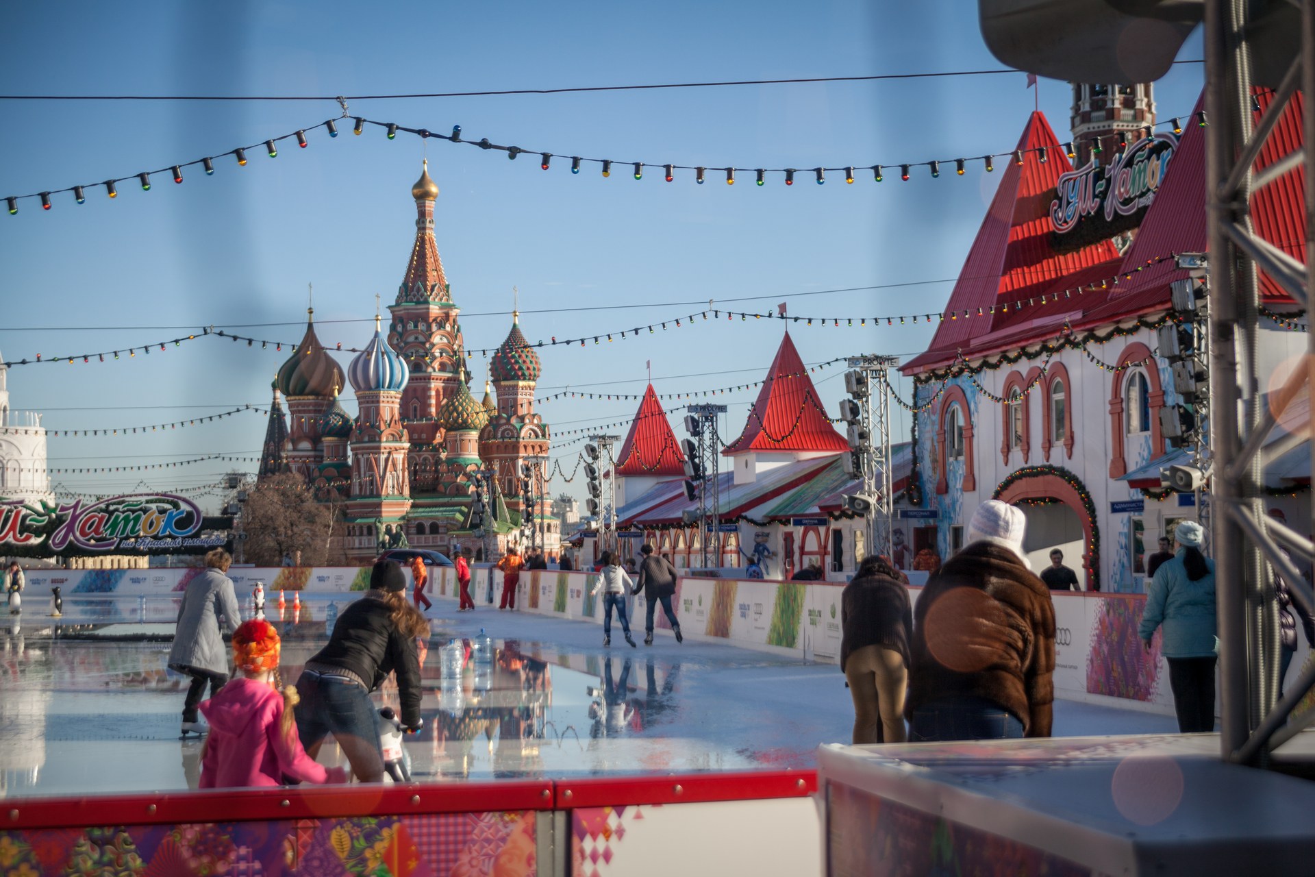 Люди катаются на коньках на катке у Красной площади в Москве