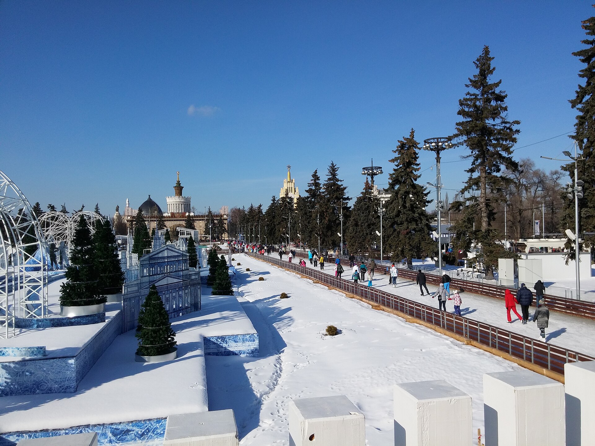 Каток на ВДНХ солнечным зимним днём, Москва
