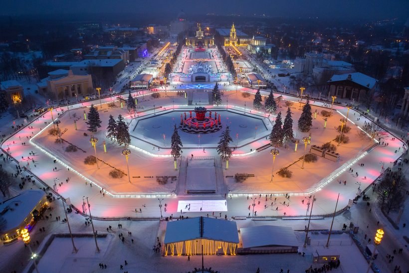 Каток на ВДНХ в Москве, ледовая площадка на Центральной аллее