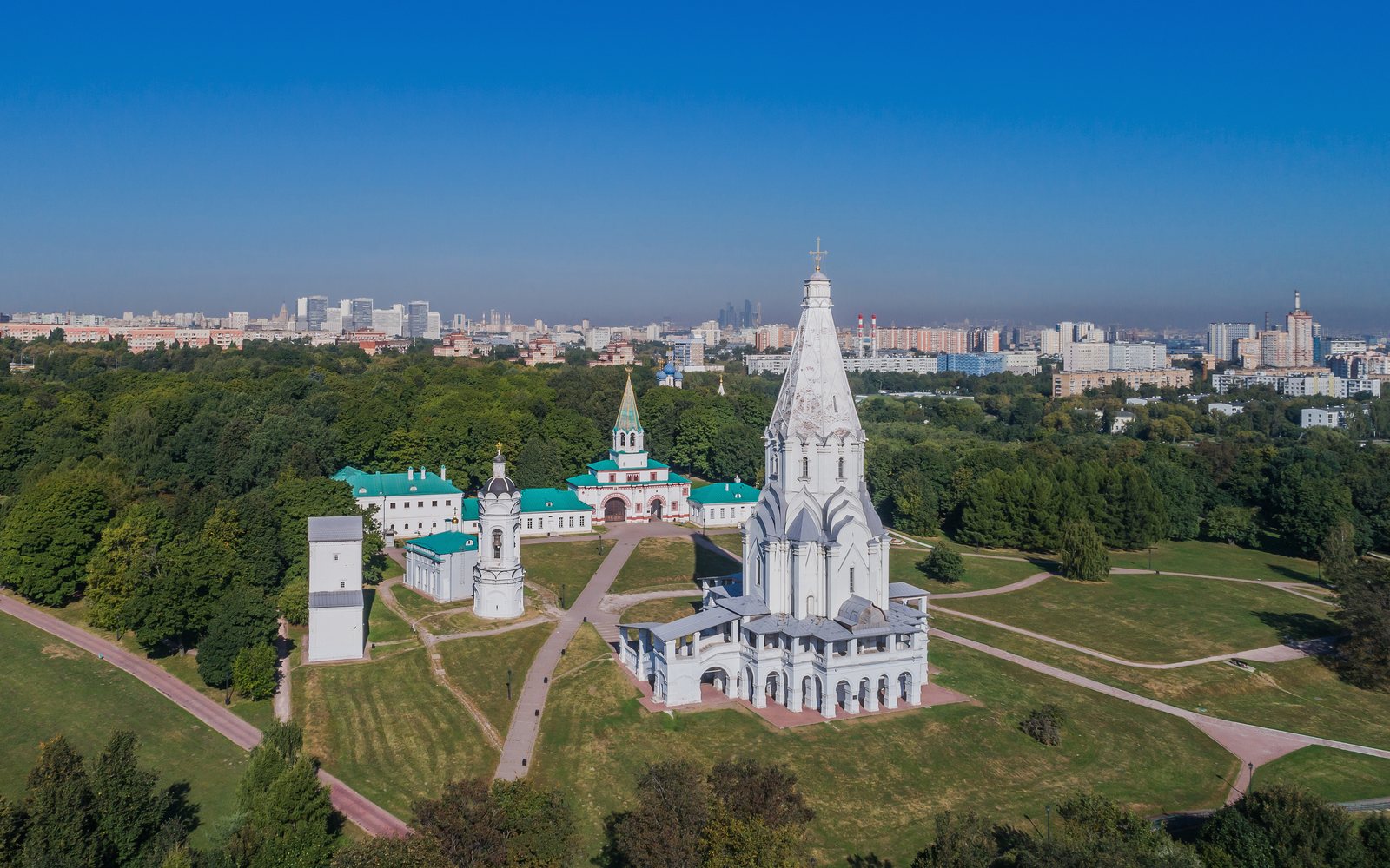 Вид с высоты на Коломенское: церковь Вознесения, Государев двор и парк