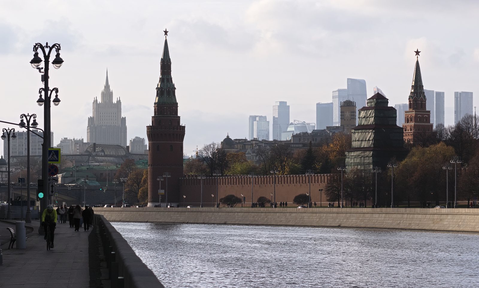 Башни Кремля на переднем плане и небоскрёбы Москва-Сити вдали