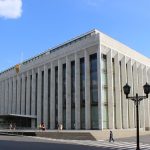 Светлый фасад Государственного Кремлёвского дворца на территории Московского Кремля в солнечный день