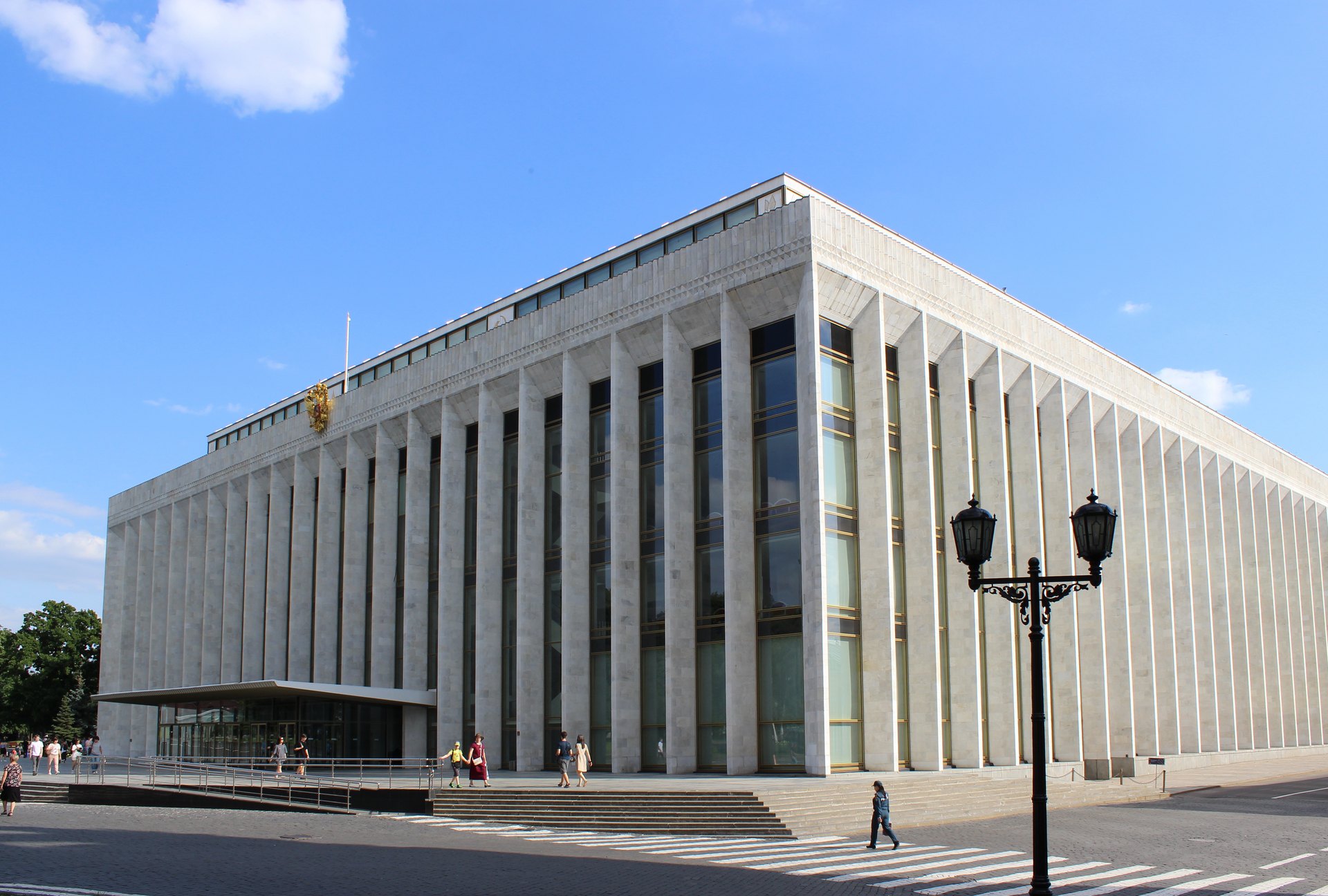 Светлый фасад Государственного Кремлёвского дворца на территории Московского Кремля в солнечный день