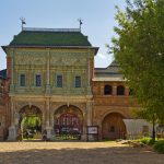 Изразцовый Крутицкий теремок над Святыми воротами на фоне неба