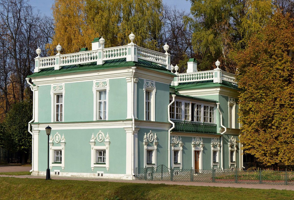 Итальянский домик в усадьбе Кусково, вид со двора, вокруг осенние деревья