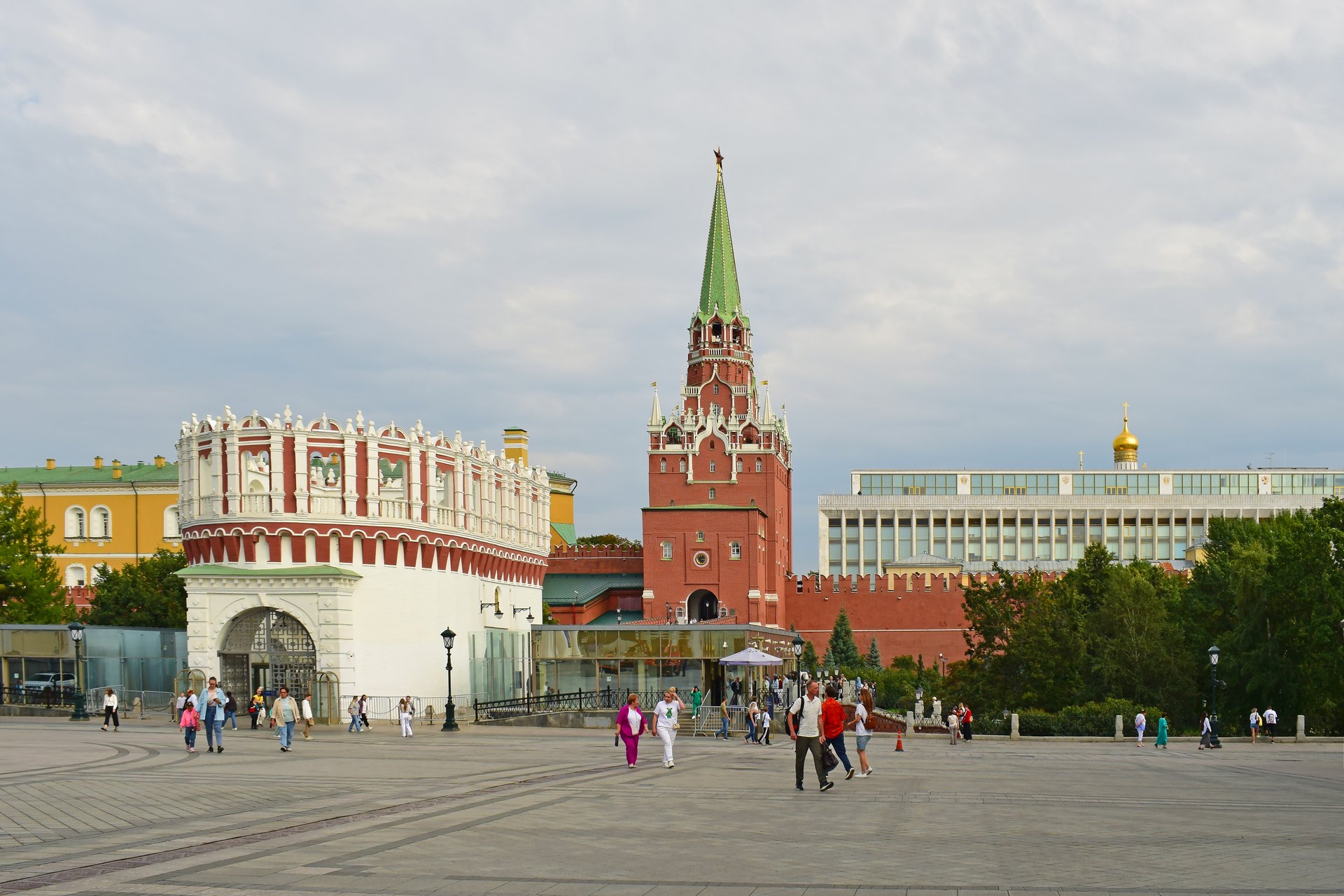Кутафья и Троицкая башни Кремля, за стеной виден Государственный Кремлёвский дворец