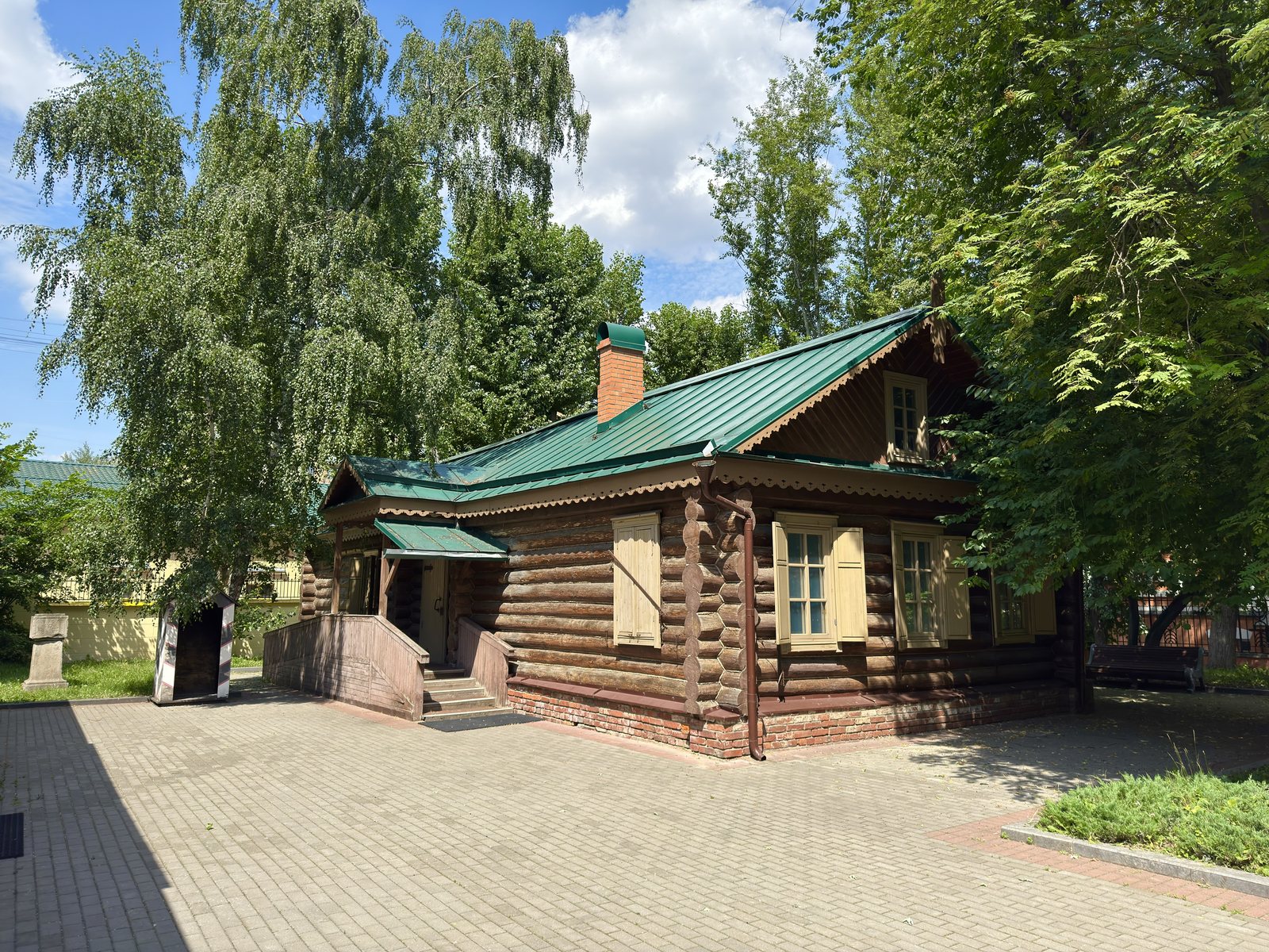 Деревянная Кутузовская изба на Кутузовском проспекте в Москве