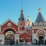 Северные ворота Покровского женского монастыря на Таганской улице в Москве, где хранятся мощи Матроны Московской