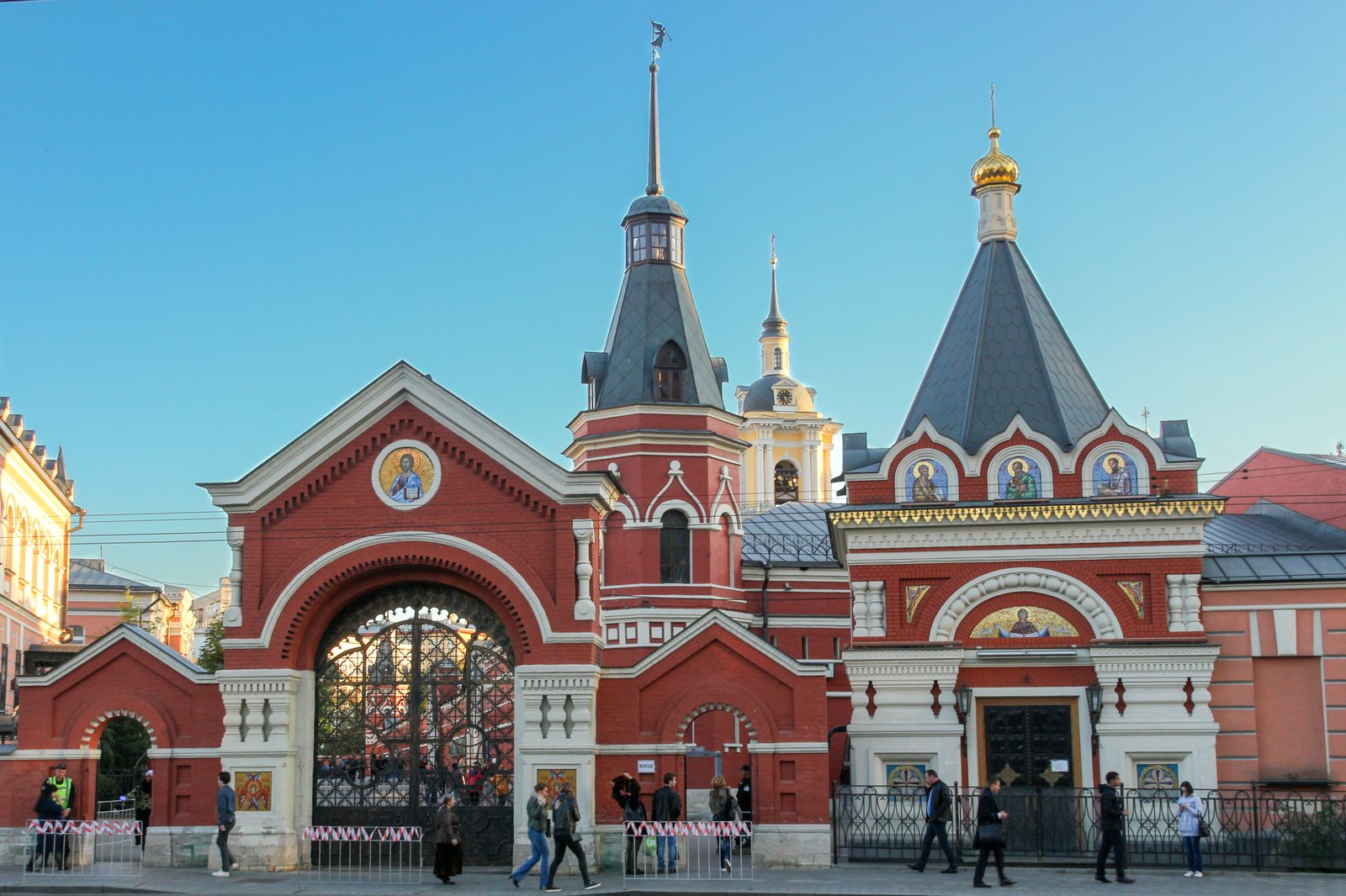 Северные ворота Покровского женского монастыря на Таганской улице в Москве, где хранятся мощи Матроны Московской
