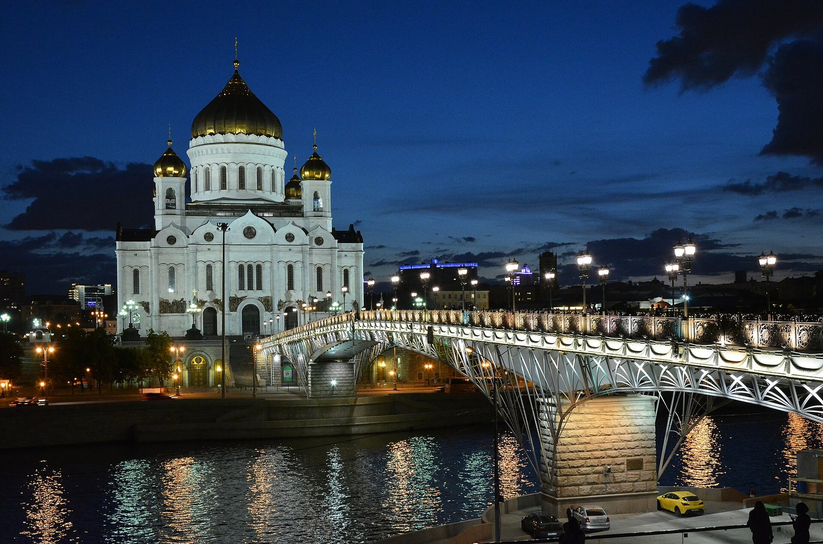 Храм Христа Спасителя и подсвеченный Патриарший мост над Москвой-рекой в сумерках