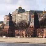 Стена и башни Московского Кремля, Большой Кремлёвский дворец и осенние деревья на берегу Москвы-реки в солнечный ноябрьский день