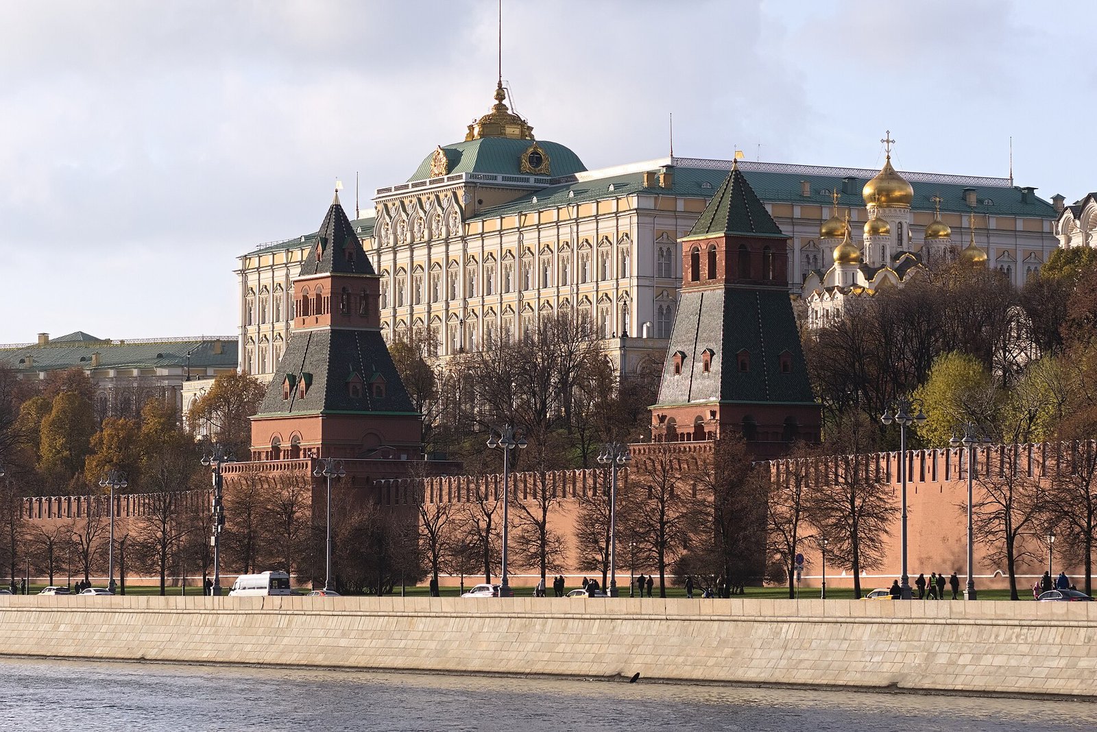 Стена и башни Московского Кремля, Большой Кремлёвский дворец и осенние деревья на берегу Москвы-реки в солнечный ноябрьский день