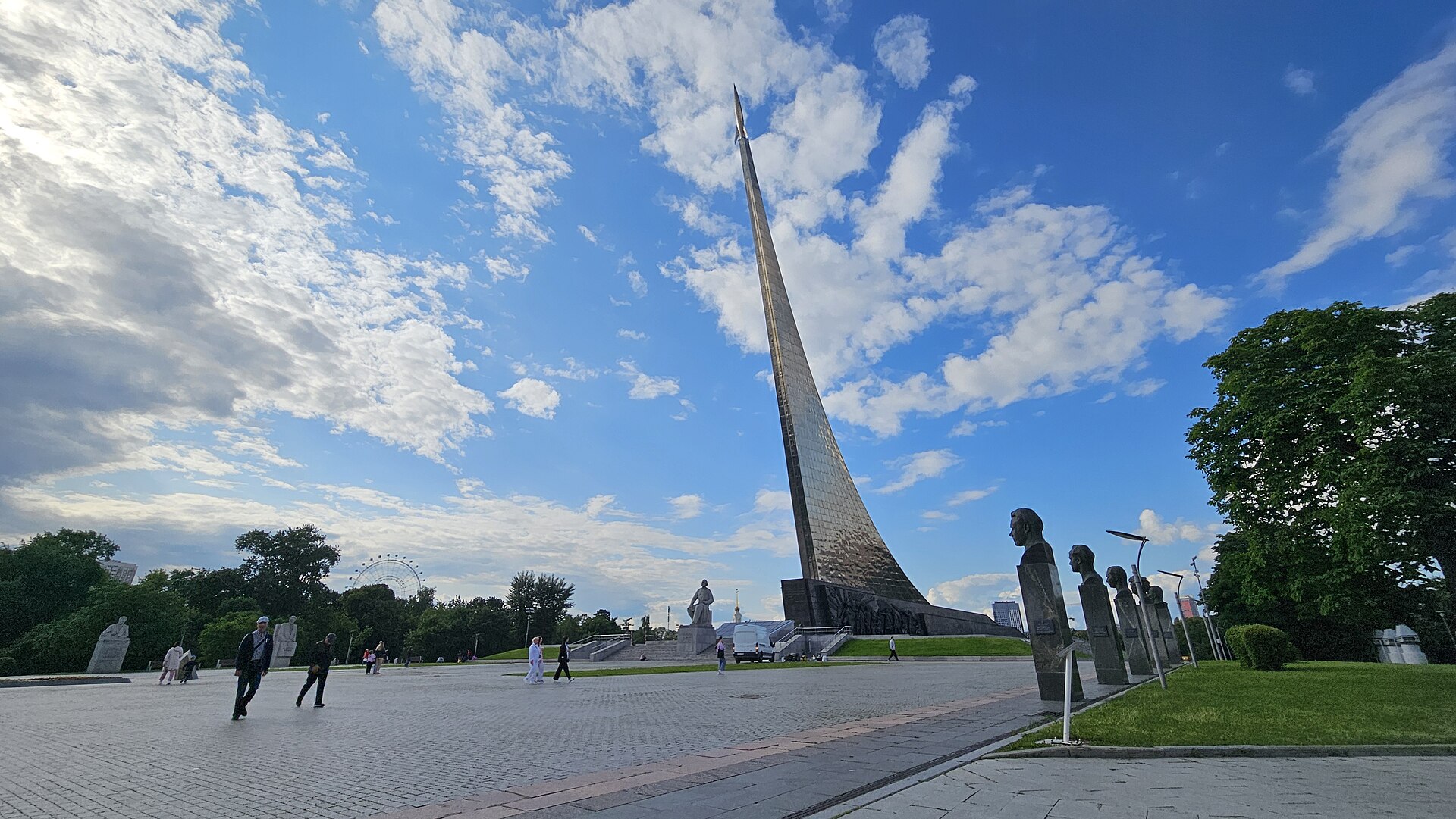 Аллея Космонавтов и монумент «Покорителям космоса» у метро ВДНХ