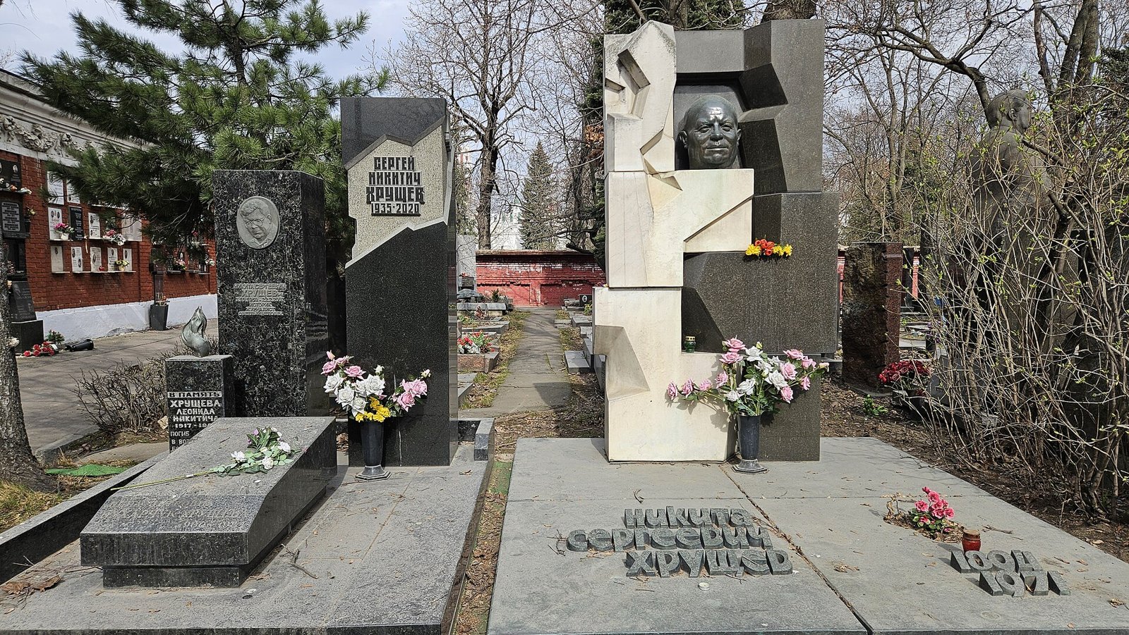 Чёрно-белый памятник Никите Хрущёву работы Эрнста Неизвестного на Новодевичьем кладбище