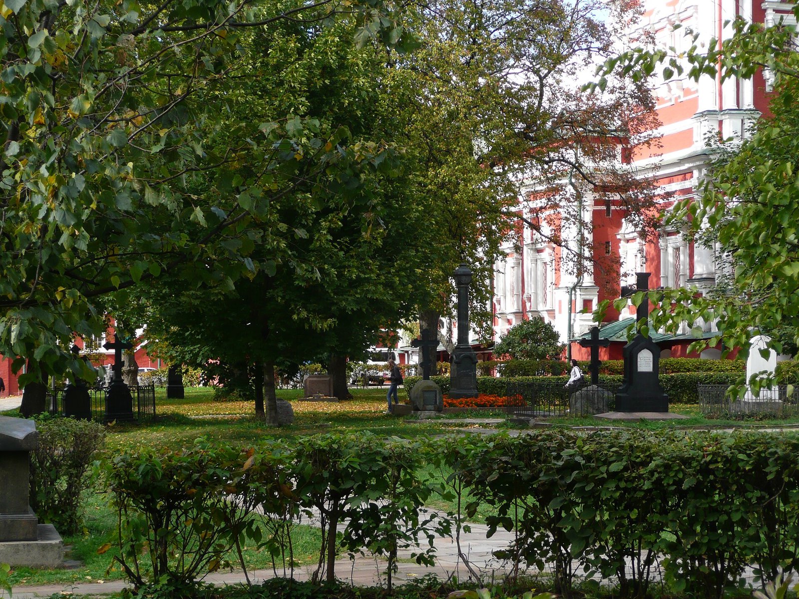 Старые надгробия на территории Новодевичьего некрополя у монастыря