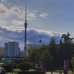 Останкинская телебашня на фоне неба, вид со стороны ВДНХ
