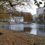 Патриаршие пруды в Москве осенью: пруд, павильон и жёлтая листва