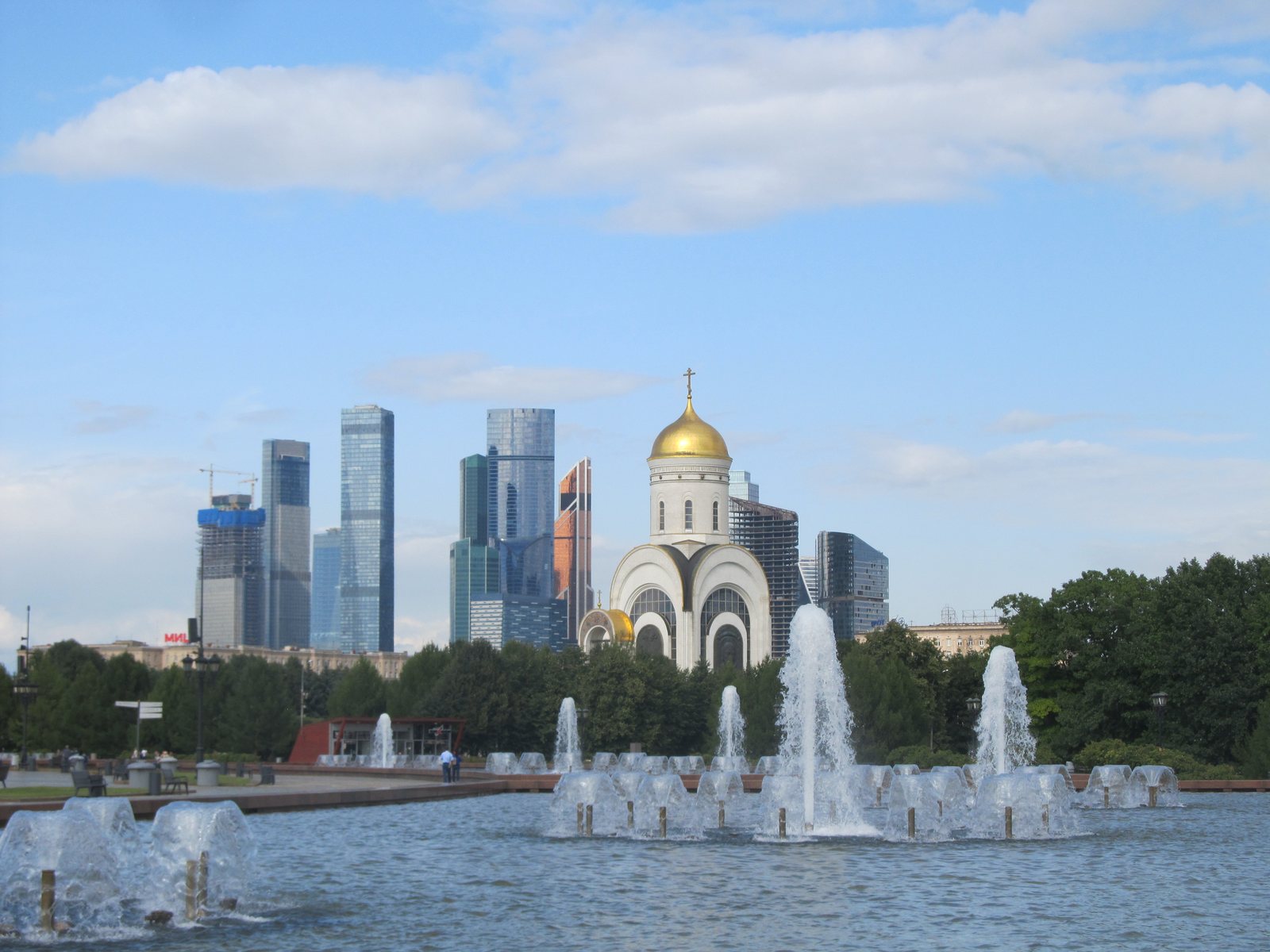 Храм Георгия Победоносца на Поклонной горе на фоне башен Москва-Сити