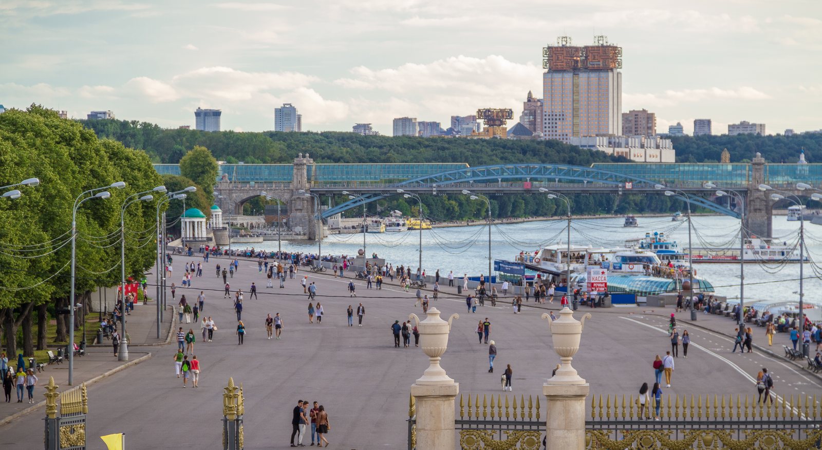 Гуляющие люди на Пушкинской набережной у Москвы-реки летним днём