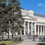 Фасад Главного здания Пушкинского музея (ГМИИ) на улице Волхонка с колоннадой