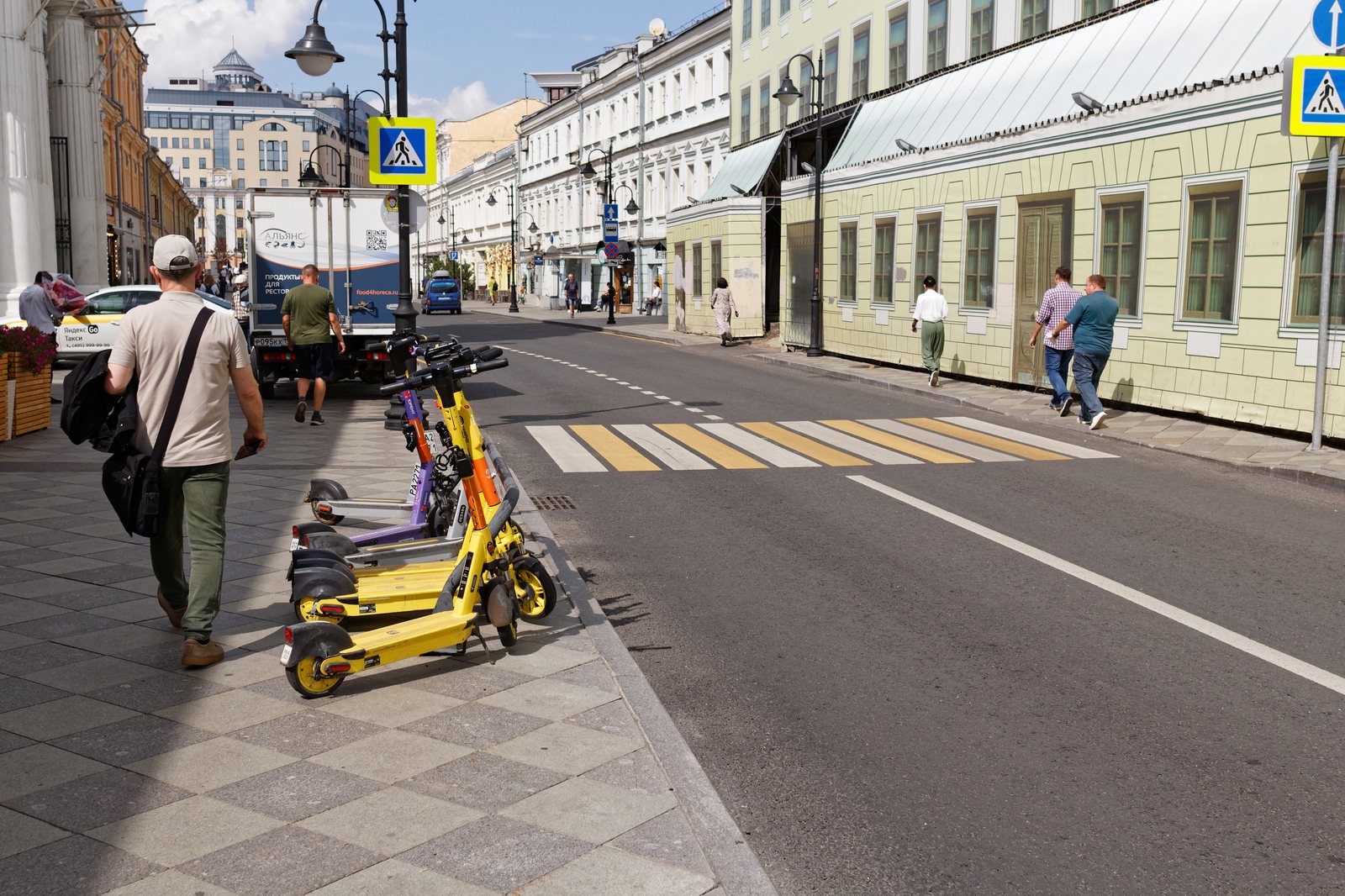 Пешеходы на Пятницкой улице в Замоскворечье летом