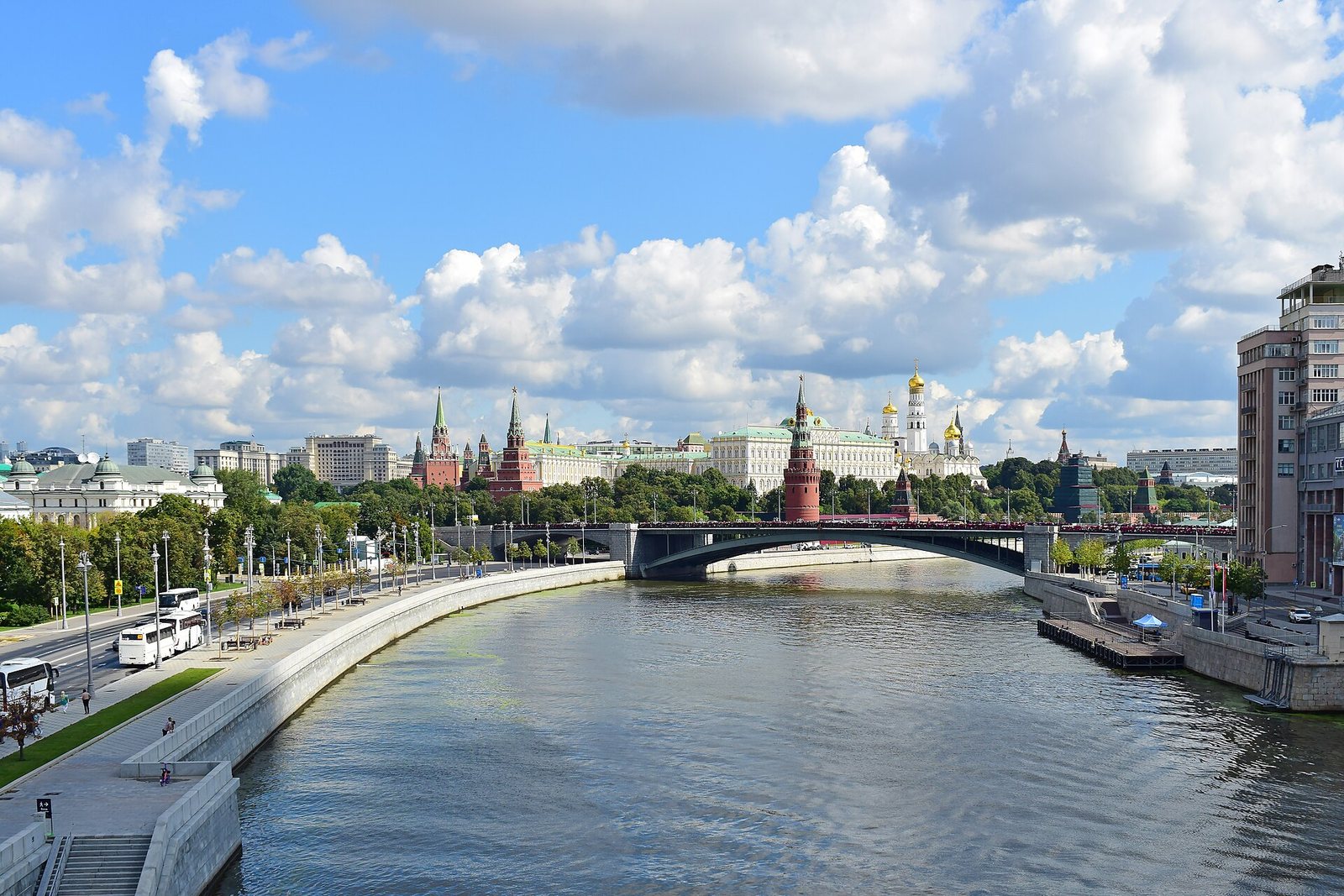 Москва-река, набережная и Кремль под летним небом с облаками, вид с Патриаршего моста