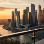 Закат над небоскрёбами Москва-Сити с открытой смотровой площадки, внизу Москва-река